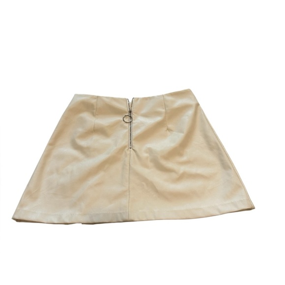 TCEC Cream Faux Leather Mini Skirt With Side Slit - Picture 4 of 9